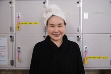 大島蓉子扮するヌシ。(c)「湯遊ワンダーランド」製作委員会