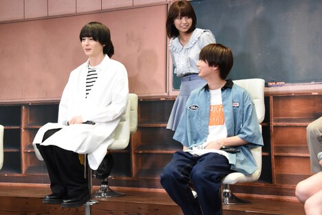 椅子の高さでボケる犬飼貴丈（前列左）と、「フリーザみたいになってる」と冷静にツッコむ井上瑞稀（前列右）。