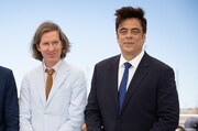 2021年の第74回カンヌ国際映画祭に出席したウェス・アンダーソン（左）とベニチオ・デル・トロ（右）。（写真提供：Olivier Huitel / Avalon / ゼータ イメージ）