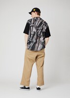 鉄の玉座（ゲーム・オブ・スローンズ）ビッグシルエットTシャツ（4500円）、DRACARYS（ゲーム・オブ・スローンズ）キャップ（3500円）。