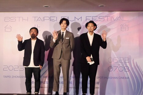 左から山下敦弘、岡田将生、宮藤官九郎。