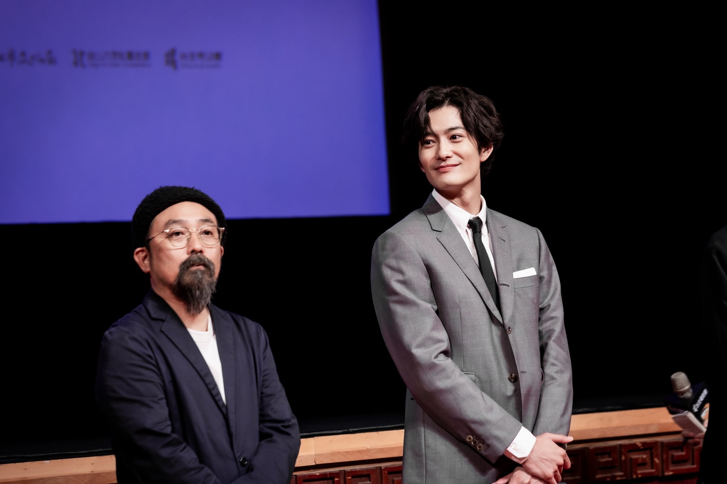 左から山下敦弘、岡田将生。