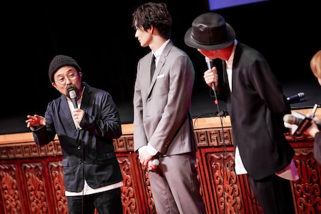 左から山下敦弘、岡田将生、宮藤官九郎。