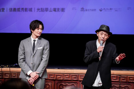 左から岡田将生、宮藤官九郎。