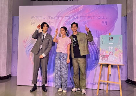 左から岡田将生、リー・ペイユー、リウ・グァンティン。