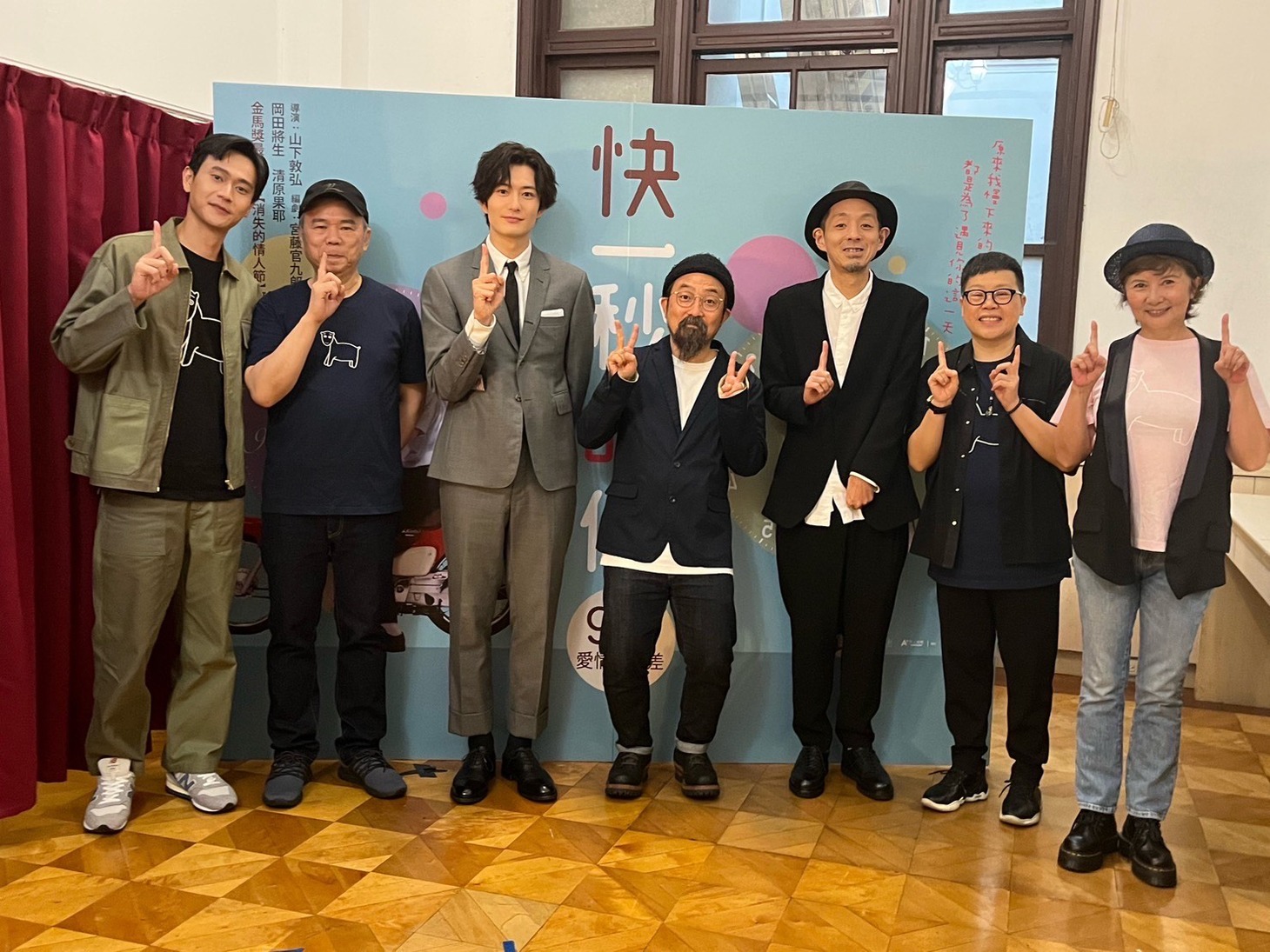 「1秒先の彼女」のスタッフ、キャストと記念撮影をする岡田将生、山下敦弘、宮藤官九郎（中央）。