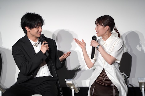 左から中島健人、伊藤沙莉。