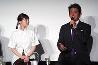 左から伊藤沙莉、織田裕二。