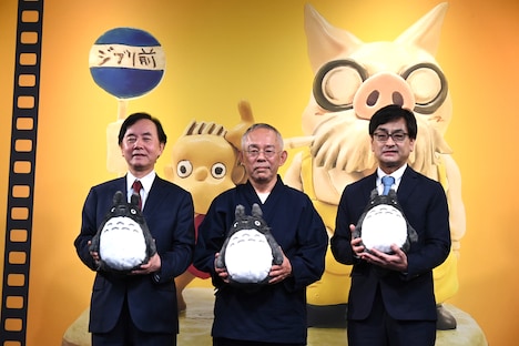 「金曜ロードショーとジブリ展」開会セレモニーの様子。左から杉山美邦、鈴木敏夫、竹澤浩。
