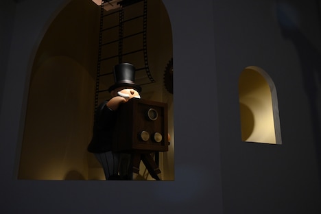 「ジブリの幻燈楼」のコーナーで映写機を回すフライデーおじさん。 (c)Studio Ghibli