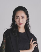 来栖久美役のシシド・カフカ。