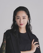 来栖久美役のシシド・カフカ。