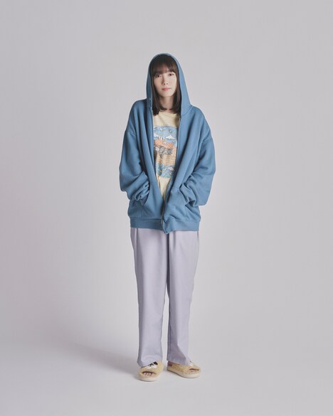 黒目すい役の飯豊まりえ。