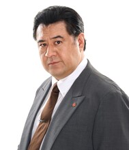 鷲巣潔役の小手伸也。