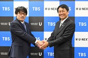 TBSホールディングス・TBSテレビ代表取締役社長・佐々木卓（左）とUSEN-NEXT HOLDINGS代表取締役社長CEO・U-NEXT会長の宇野康秀（右）。