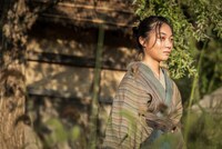 三浦透子演じる春。