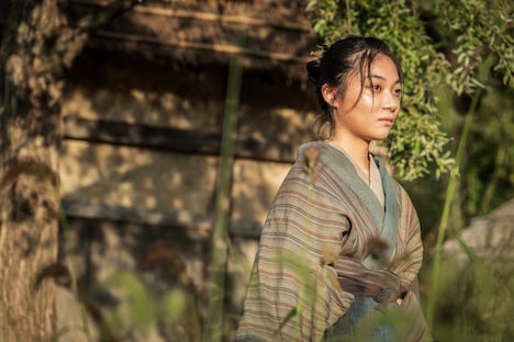 三浦透子演じる春。