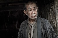 でんでん演じる治五郎。