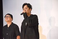 北村有起哉（中央）