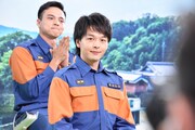 中村倫也(手前)