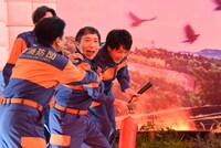 イベントの演出で消火シーンに挑む中村倫也たち。