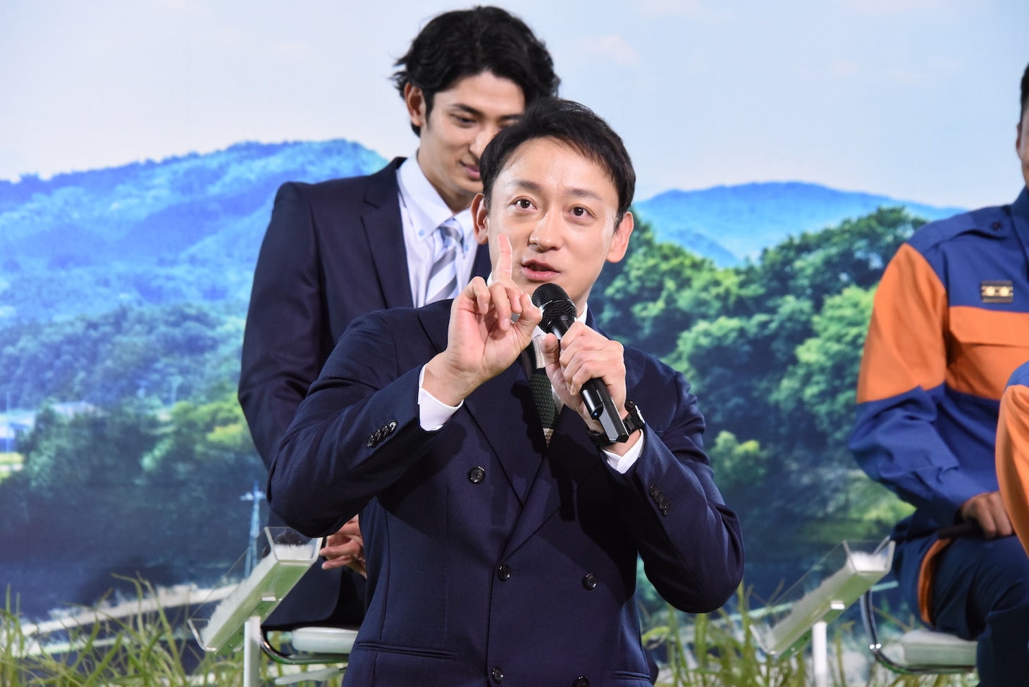山本耕史（手前）