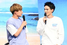 左から白濱亜嵐、水上恒司。