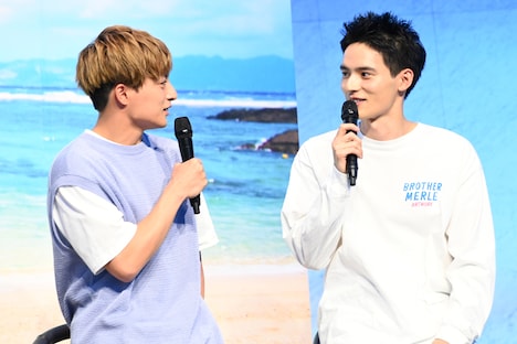 左から白濱亜嵐、水上恒司。