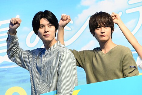 左から萩原利久、神尾楓珠。