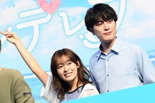 左から森七菜、間宮祥太。