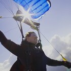 トム・クルーズが岸壁スレスレを低空飛行、「ミッション:インポッシブル」特別映像