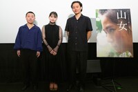「山女」公開記念舞台挨拶の様子。左から二ノ宮隆太郎、山田杏奈、福永壮志。