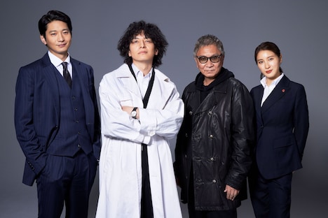 左から向井理、生田斗真、三池崇史、土屋太鳳。