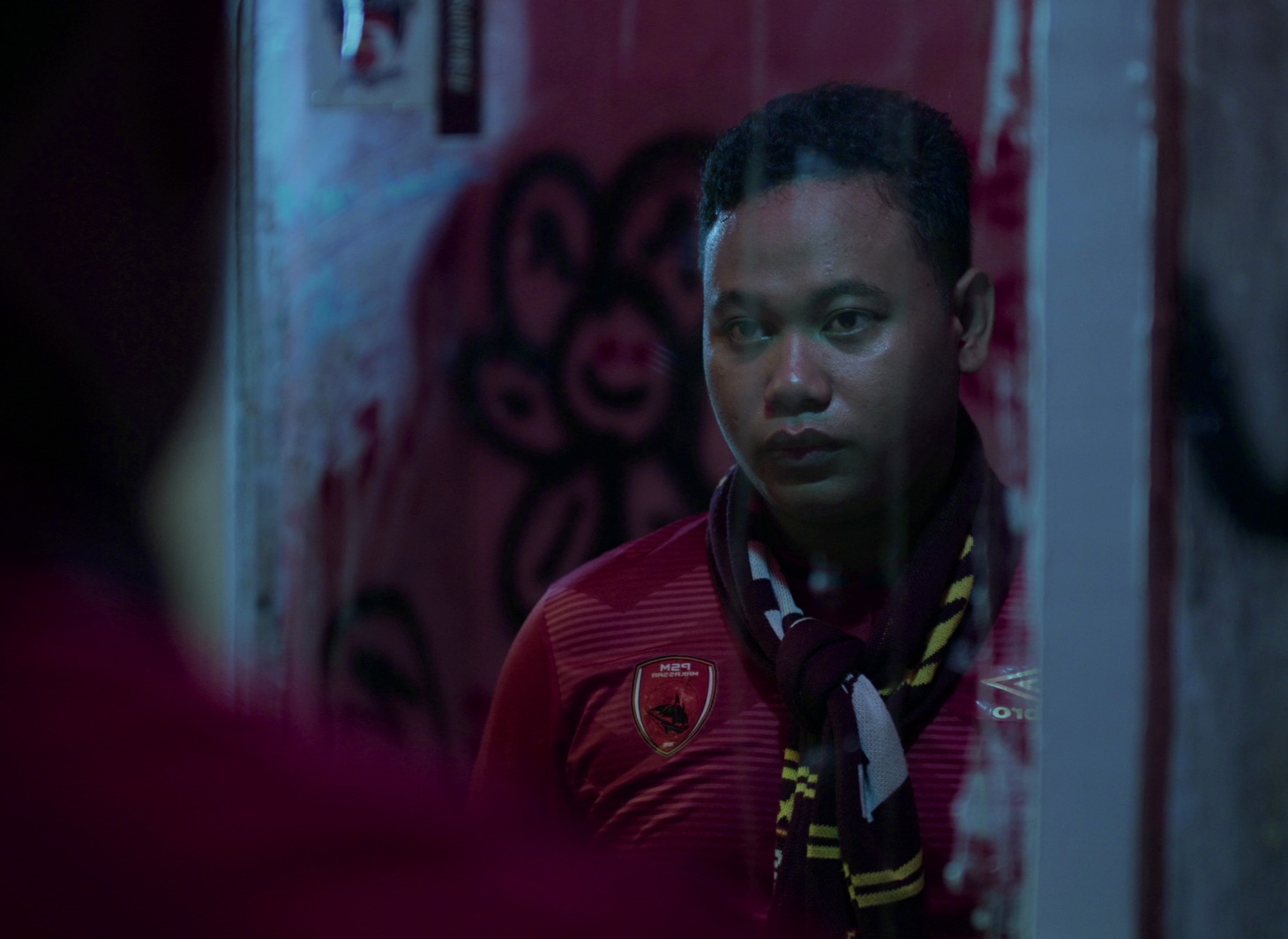 「マカッサルはサッカーファンの街」場面写真