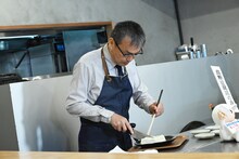 豆腐を切り分ける三原光尋。