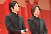 左から大沢たかお、山崎賢人。