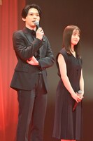 左から吉沢亮、橋本環奈。