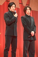 左から大沢たかお、山崎賢人。