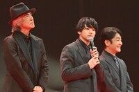 左から佐藤浩市、山田裕貴、片岡愛之助。