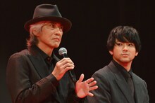 左から佐藤浩市、山田裕貴。