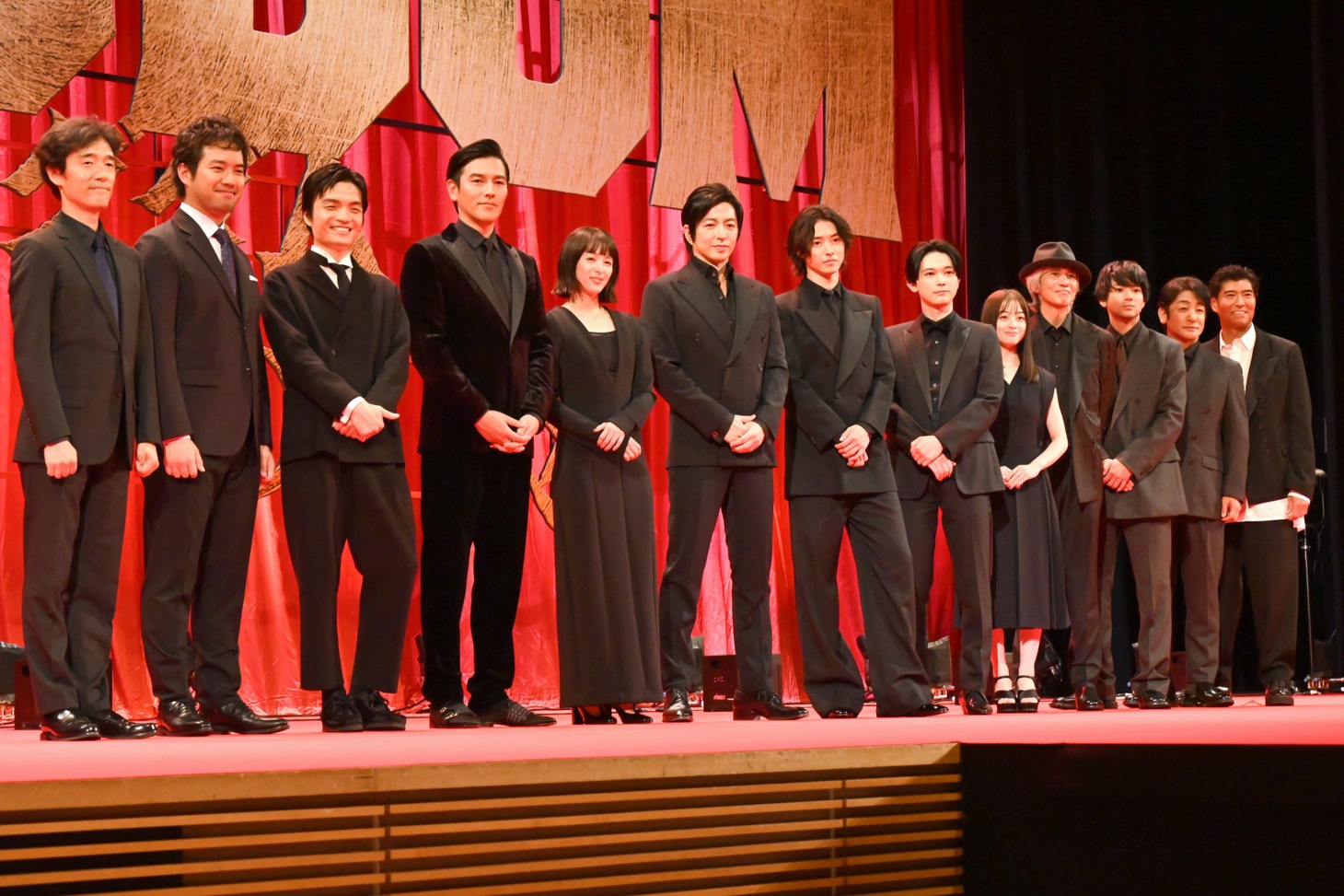 「キングダム 運命の炎」ワールドプレミアイベントの様子。左から佐藤信介、三浦貴大、岡山天音、要潤、清野菜名、大沢たかお、山崎賢人、吉沢亮、橋本環奈、佐藤浩市、山田裕貴、片岡愛之助、高嶋政宏。