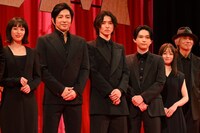 左から清野菜名、大沢たかお、山崎賢人、吉沢亮、橋本環奈、佐藤浩市。