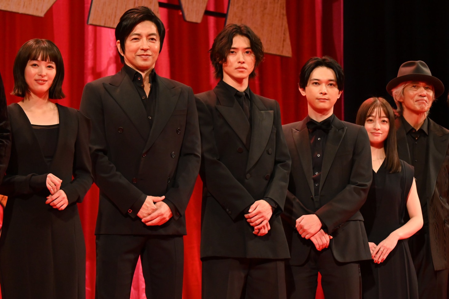 左から清野菜名、大沢たかお、山崎賢人、吉沢亮、橋本環奈、佐藤浩市。