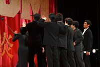 観客と自撮りをするキャスト陣。