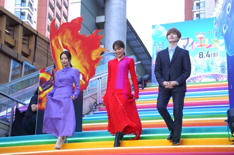 虹色の“マイエレカーペット”を歩く日本版声優陣。左からMEGUMI、川口春奈、玉森裕太。