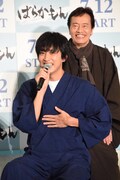杉野遥亮（手前）、遠藤憲一（奥）。