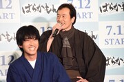 遠藤憲一（奥）、杉野遥亮（手前）。
