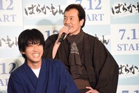 遠藤憲一（奥）、杉野遥亮（手前）。