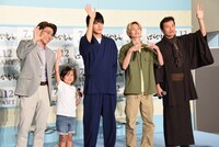 左から中尾明慶、宮崎莉里沙、杉野遥亮、綱啓永、遠藤憲一。