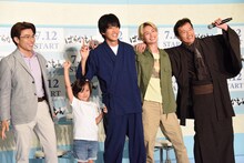 左から中尾明慶、宮崎莉里沙、杉野遥亮、綱啓永、遠藤憲一。